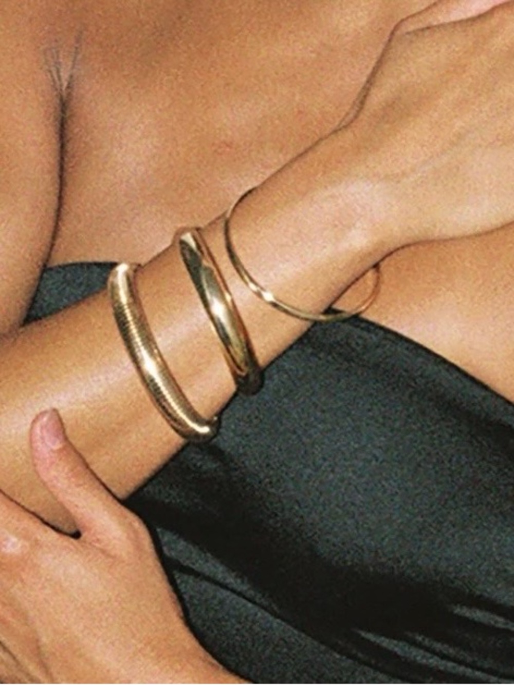 ⭐️NWT Set of 4 Gold tone Bangles with a free gift